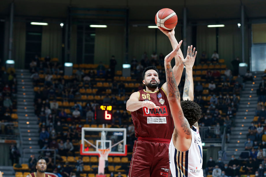 Daye e Watt spengono nel finale la rimonta della Fortitudo Kigili Bologna