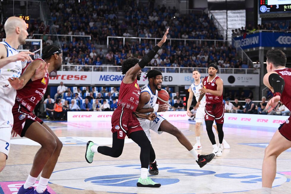 Conclusa Gara 3 della serie Brescia - Trapani: la Germani vince 92-86 e conquista la prima finale della sua storia!