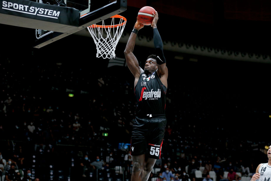 Virtus Segafredo Bologna, lesione al legamento del ginocchio destro per Abass