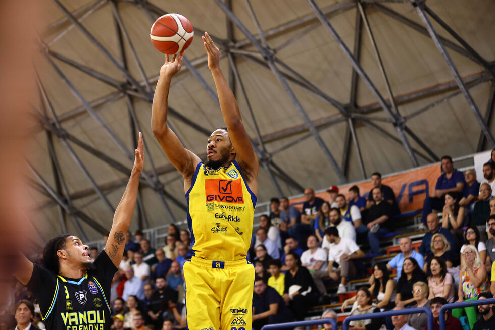 I 35 punti di Stewart trascinano la Givova Scafati al successo contro la Vanoli Basket Cremona