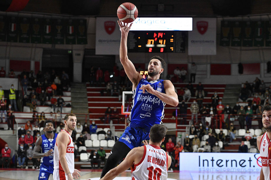 Gaspardo ne firma 27 e l’Happy Casa Brindisi completa il blitz in casa dell’Openjobmetis Varese
