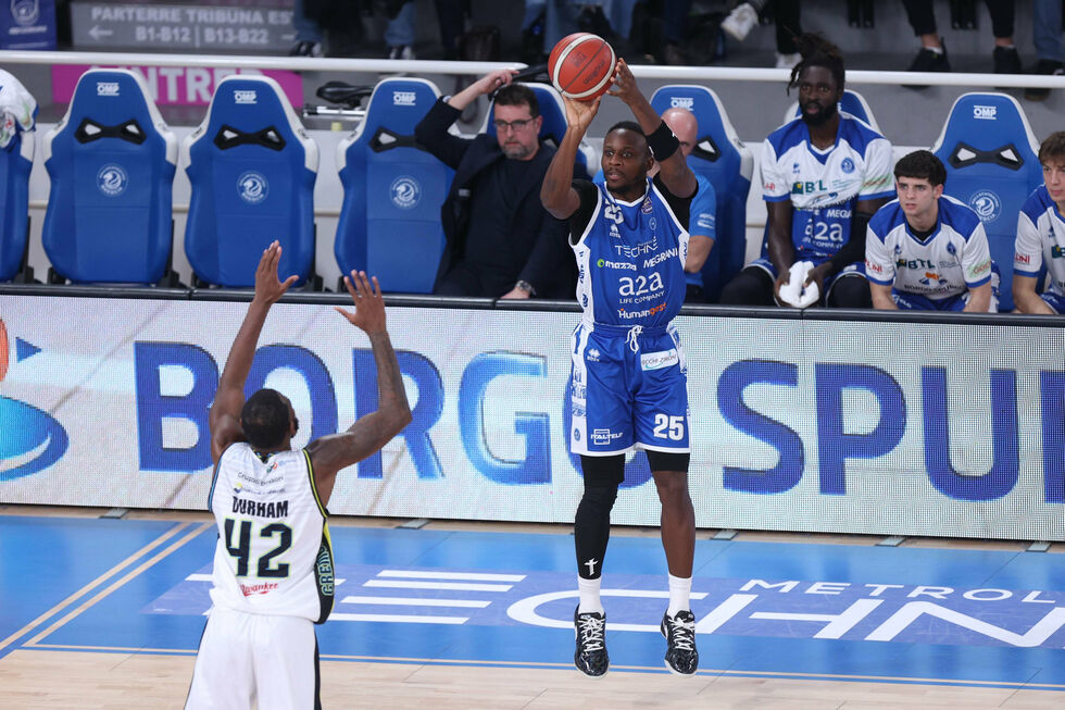 Vanoli Basket Cremona - Germani Brescia domenica alle 18.00 (live su LBATV): Mobio, Cournooh e Burns sono gli ex della partita