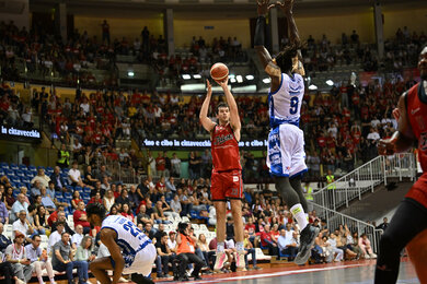 Trieste san bằng loạt đấu, thắng Brescia 83-77 ở Gara 4