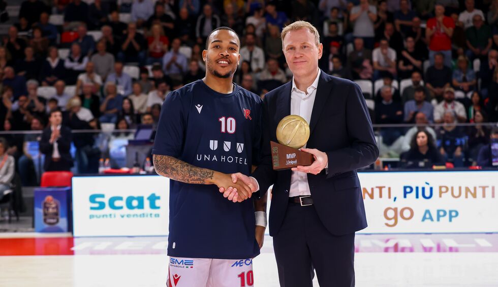 UNA Hotels Reggio Emilia, Troy Caupain riceve il premio di MVP Unipol del mese di marzo dal GM del club Marco Sambugaro