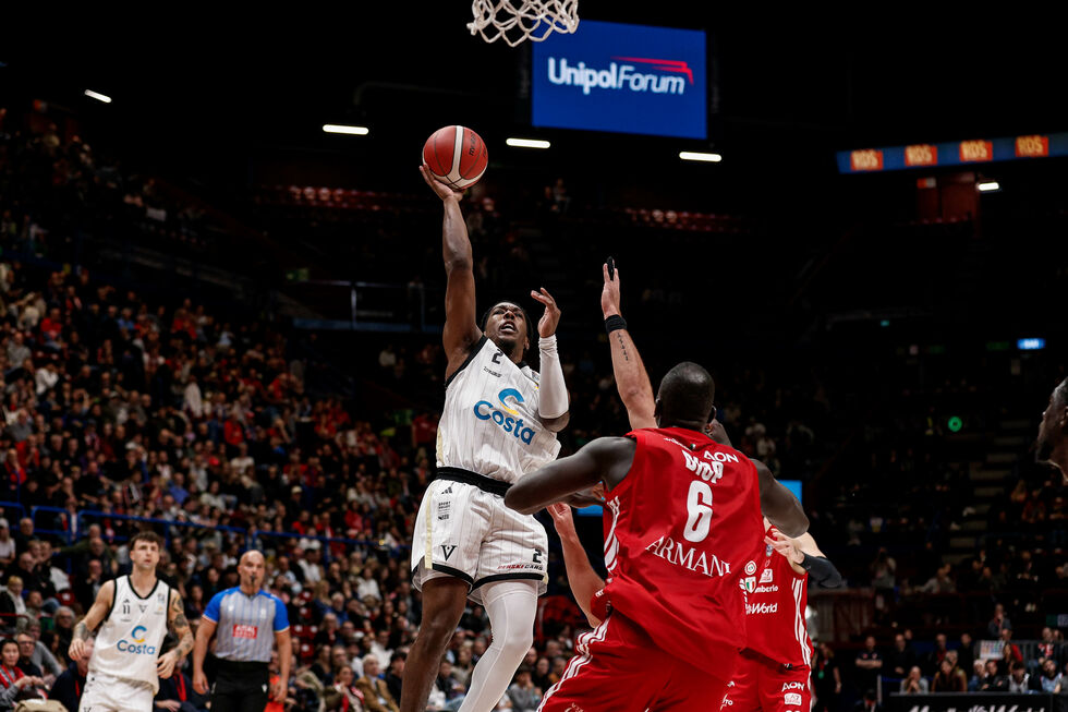 Carr e Moore, la Virtus Costa Bologna conquista all'overtime il big match contro l'Armani Olimpia Milano (94-98)