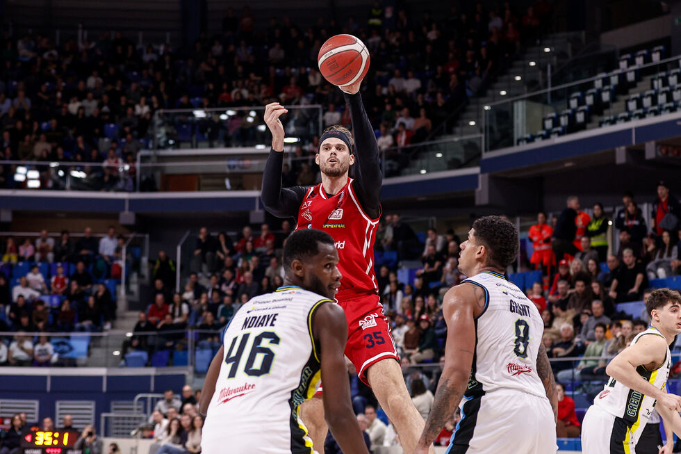 Leonardo Totè lascia ufficialmente l'EA7 Emporio Armani Milano e torna alla Guerri Napoli