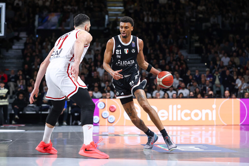 La Virtus Olidata Bologna conquista il derby d'Italia contro l'EA7 Emporio Armani Milano per 104-94 trascinata da Edwards e Alston
