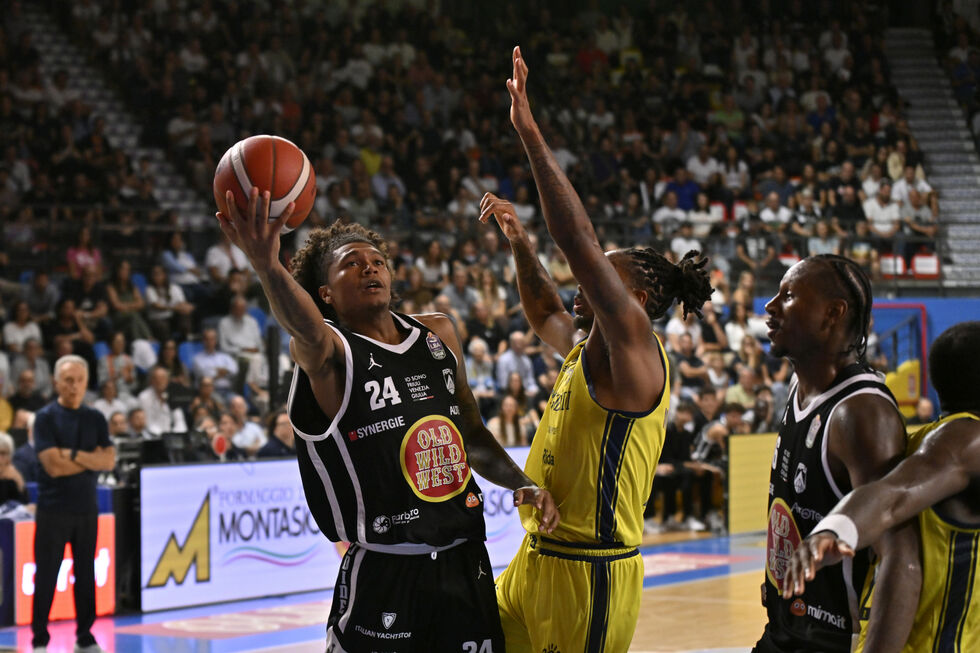 L'APU Old Wild West Udine domina la Longobardi Scafati Basket con Battle e Valentine protagonisti (87-63)