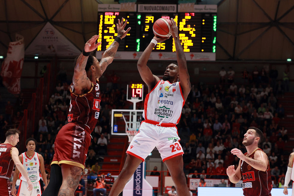 Moore e Varnado guidano l'Estra Pistoia al successo, primo k.o. in campionato per l'Umana Reyer Venezia