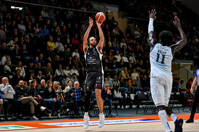 Chapman Ghi 28 Điểm Hoàn Hảo, Dẫn Dắt Bertram Derthona Tortona Đại Thắng Cantù