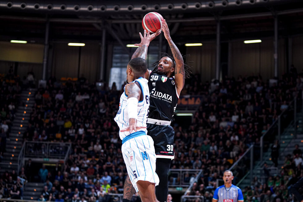 La Virtus Olidata Bologna si impone per 105-88 contro il Napoli Basketball con Morgan e Jallow protagonisti