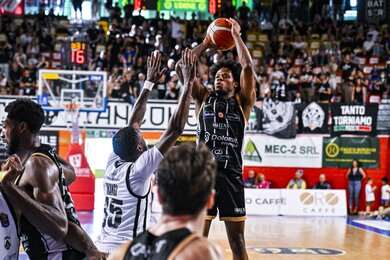 Dolomiti Energia Trentino thắng APU Udine 69-76 nhờ Steward và Bayehe