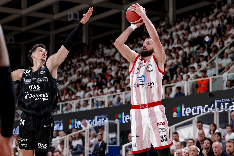 Mirotic e Napier trascinano l'EA7 Emporio Armani Milano al successo in Gara 3 sul campo della Dolomiti Energia Trentino che vale il 2-1 nella serie