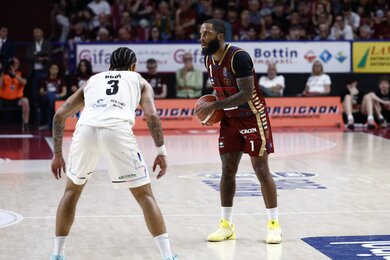 Cole ghi 27 điểm đưa Reyer Venezia vào bán kết gặp Virtus Bologna