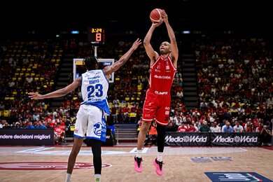 EA7 Milano bung sức hiệp 2, hạ Germani Brescia 93-68, vươn lên dẫn 2-1