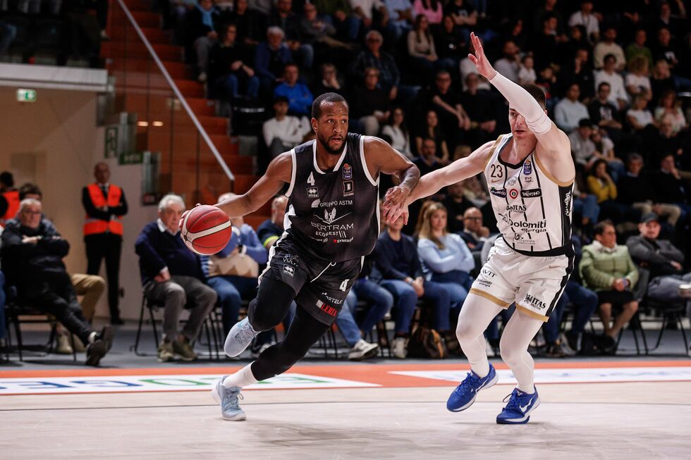La Bertram Derthona Tortona si impone sulla Dolomiti Energia Trentino per 103-84 guidata da Gorham e Biligha e vola ai playoff