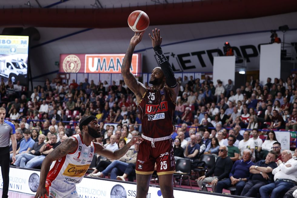 Con Simms e Parks l'Umana Reyer Venezia scappa nella ripresa, Carpegna Prosciutto Pesaro k.o. e retrocessa in Serie A2