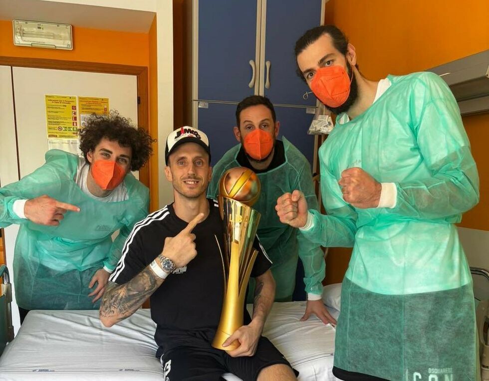 Achille Polonara riceve dai compagni di squadra della Virtus Segafredo Bologna il trofeo dello Scudetto 2025