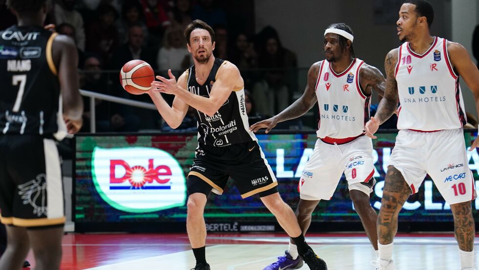 Dolomiti Energia Trentino - UNA Hotels Reggio Emilia sabato alle 18.15 (live su LBATV e Sky Sport Basket) apre la 27ª giornata