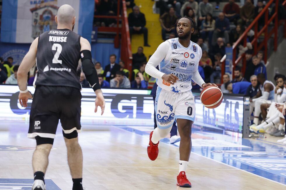 Pullen inarrestabile, il Napoli Basket conquista la seconda vittoria stagionale battendo la Bertram Derthona Tortona