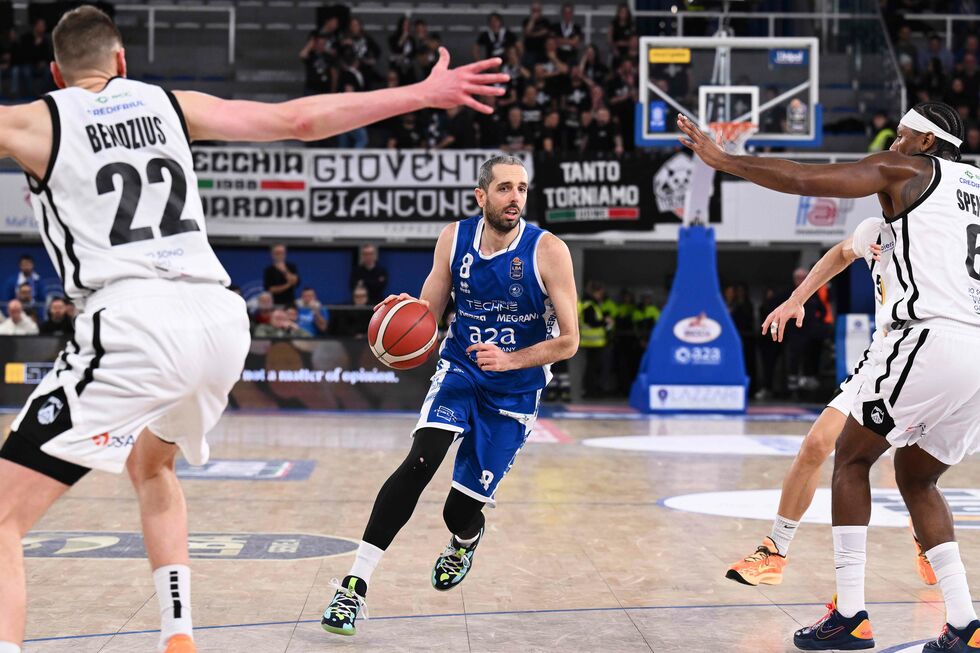 Della Valle firma la tripla della vittoria, la Germani Brescia si impone in volata per 83-80 sull'APU Old Wild West Udine