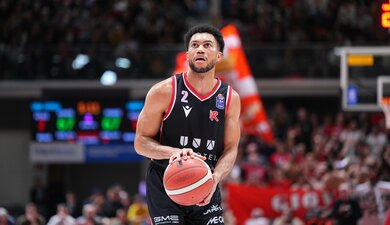 Stephen Brown hài lòng với UNA Hotels Reggio Emilia, tiết lộ bí quyết hòa nhập Serie A