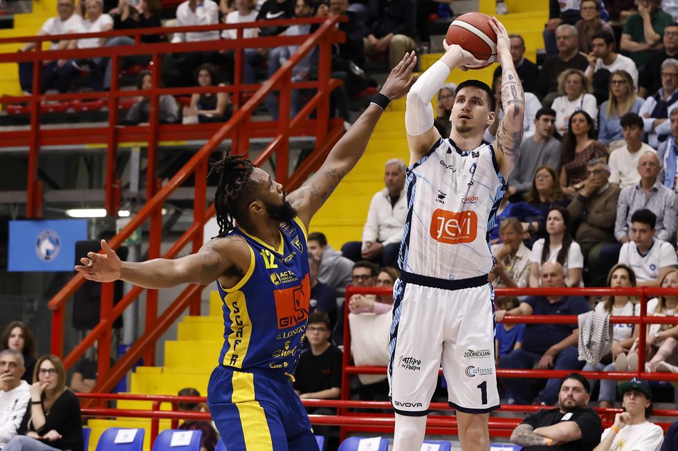 Ennis e Zubcic danno spettacolo, la Generazione Vincente Napoli Basket si impone nel derby campano contro la Givova Scafati Basket