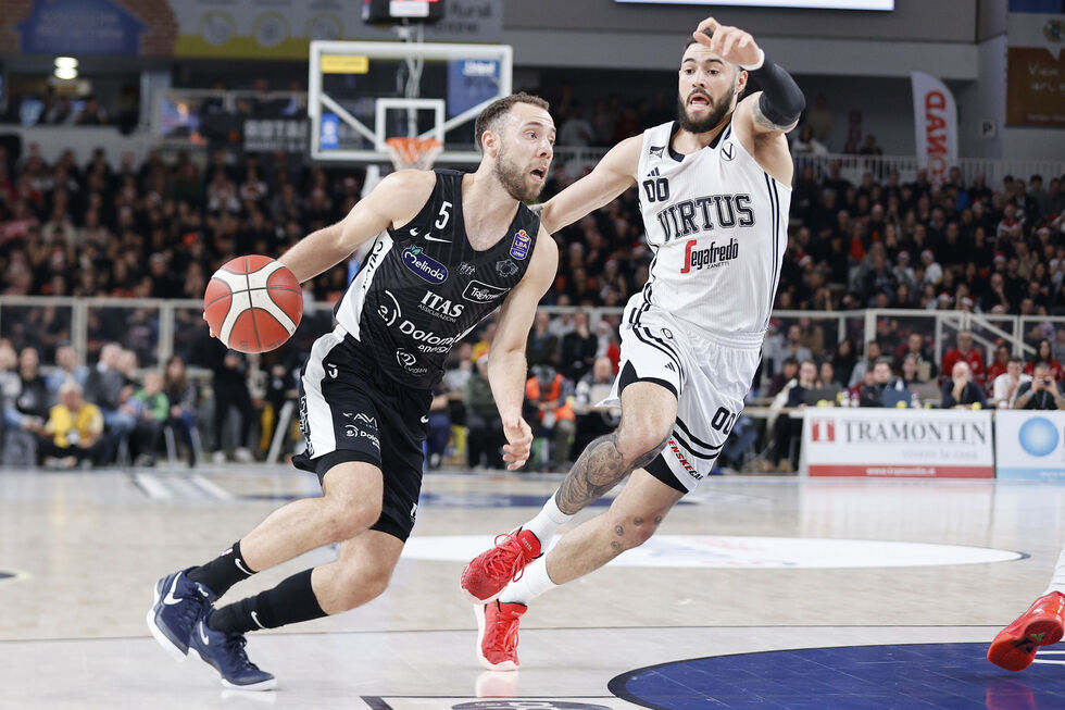 Lunedì alle 20.00 (live su DAZN ed Eurosport 2) si chiude il programma della 21ª giornata con il big match Virtus Segafredo Bologna - Dolomiti Energia Trentino