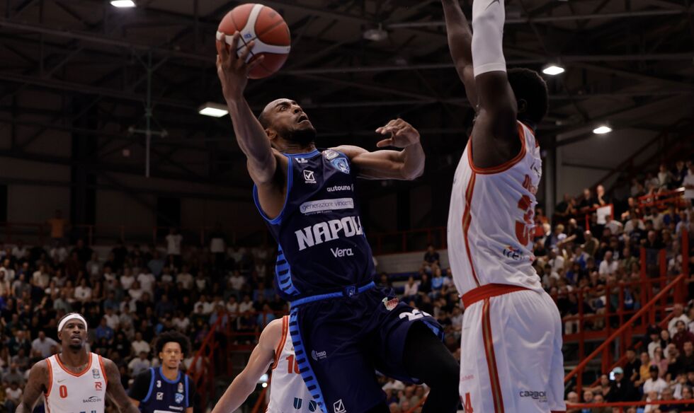 Dowtin e Brown trascinano il Napoli Basketball alla vittoria in volata sulla UNA Hotels Reggio Emilia (99-93)