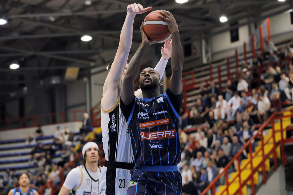 I 26 punti di Doyle guidano la vittoria in rimonta della Guerri Napoli sulla Dolomiti Energia Trentino
