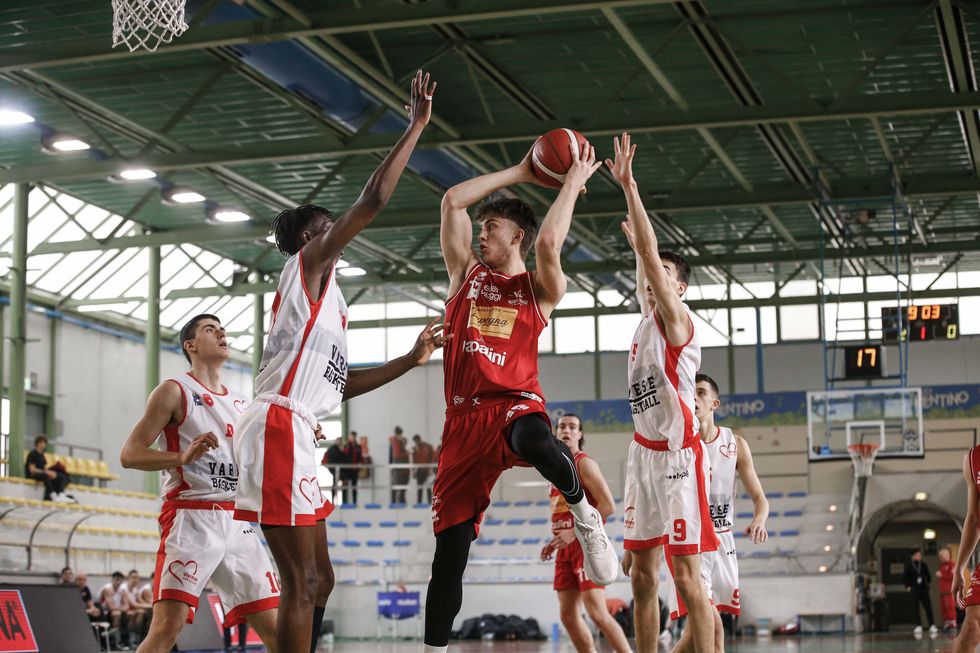 IBSA Next Gen Cup 2022/23, Girone A: la Carpegna Prosciutto Papalini Pesaro travolge Varese Basketball con Maretto e Stazzonelli protagonisti