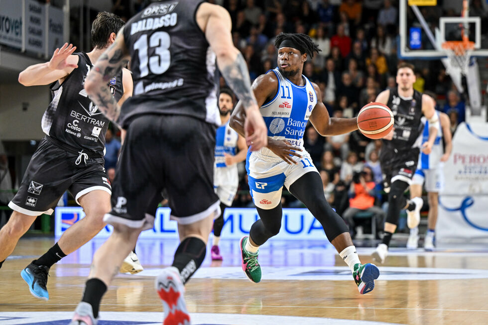 Il Banco di Sardegna Sassari piega la Bertram Derthona Tortona spinta da Fobbs e Bibbins