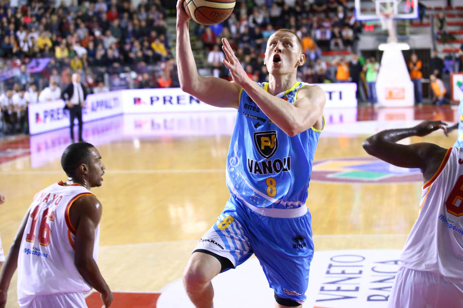 Donatas Zavackas firma per la Consultinvest Pesaro