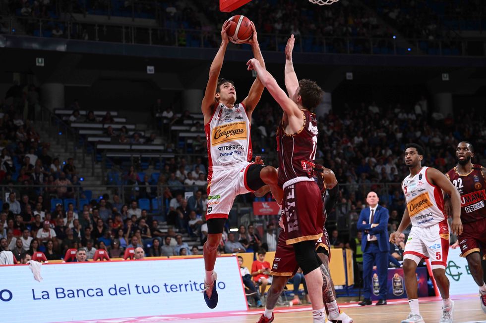 La 90ª sfida tra Umana Reyer Venezia e Carpegna Prosciutto Pesaro domenica alle 18.15 (live su DAZN)