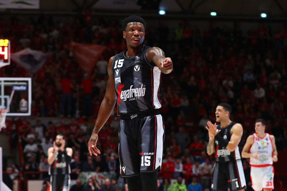 Virtus Segafredo Bologna, trauma al ginocchio destro per Devontae Cacok