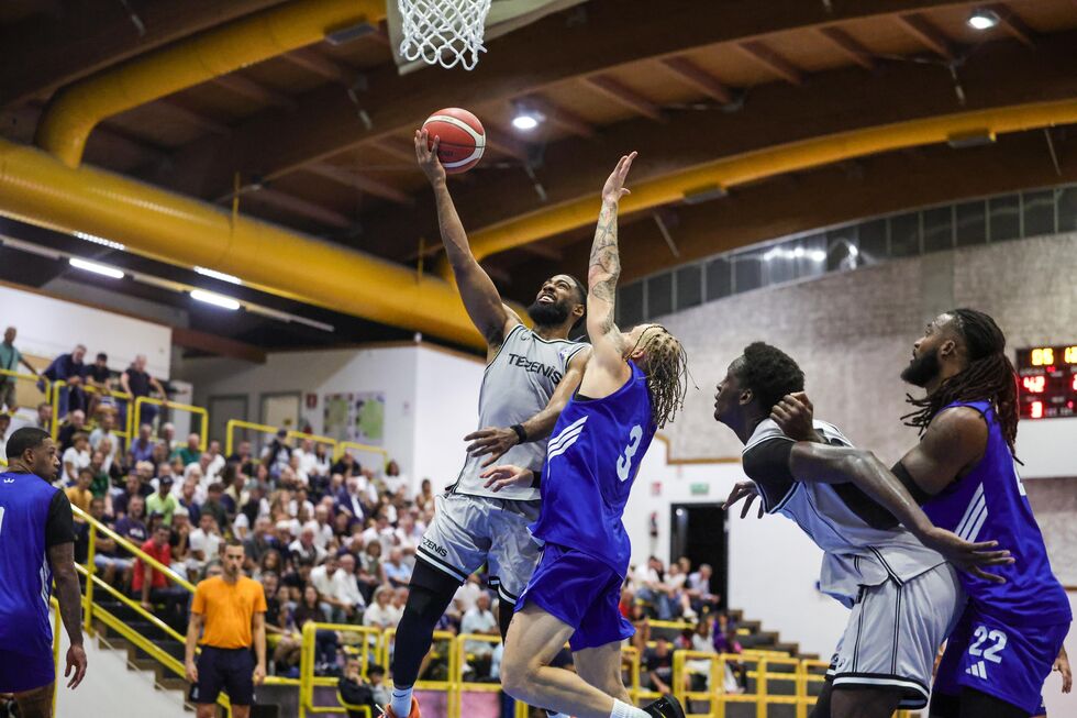 La Tezenis Verona vince la semifinale del Torneo di Lonato per 88-86 contro l'Acqua S.Bernardo Cantù