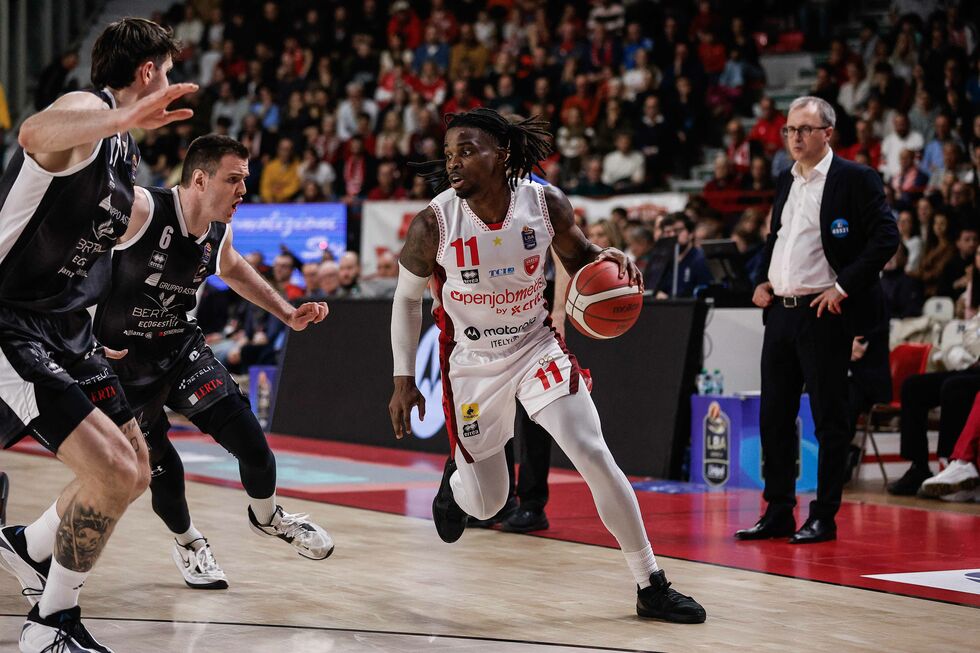 Iroegbu decisivo, l'Openjobmetis Varese allunga nel finale e batte la Bertram Derthona Tortona (97-87)