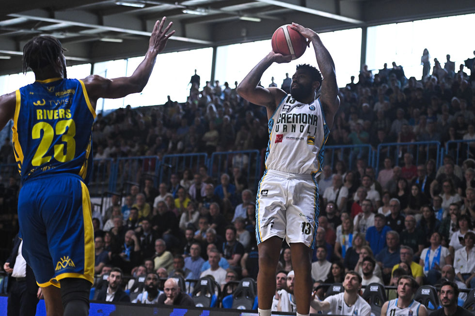 La Vanoli Basket Cremona stende la Givova Scafati Basket con Zanotti e Lacey protagonisti