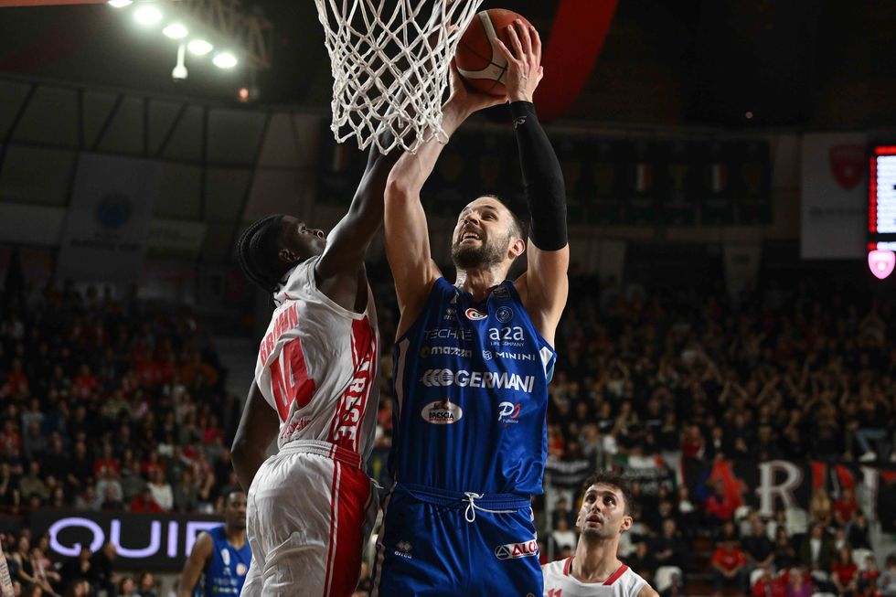 Massinburg e Bilan decisivi, la Germani Brescia conquista nel finale il derby lombardo contro l'Openjobmetis Varese