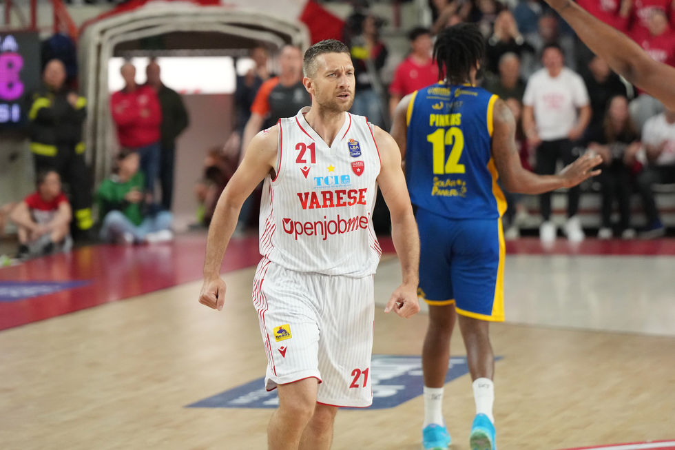 Openjobmetis Varese, parla capitan Ferrero: "Voglio continuare a difendere questi colori ancora per tanto. I tifosi ci sono stati sempre vicini"