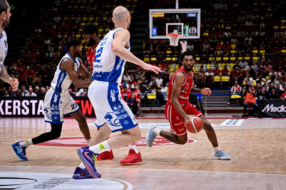 Conclusa Gara 3 di Milano - Brescia: l'EA7 Emporio Armani vince 93-68 e vola sul 2-1 nella serie!