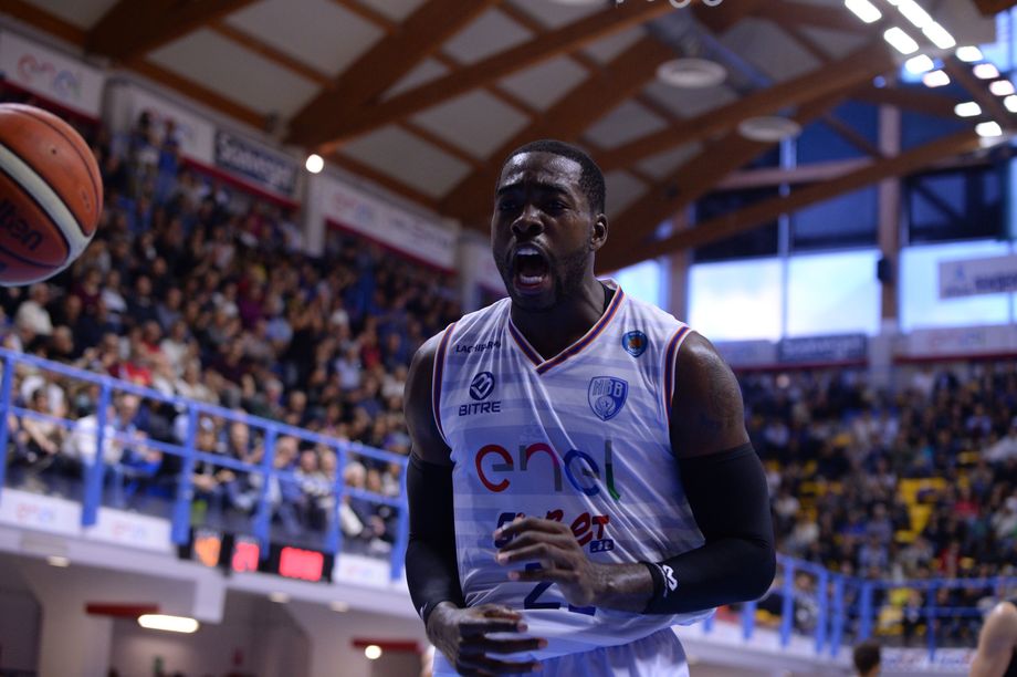 Anosike firma con la Openjobmetis Varese