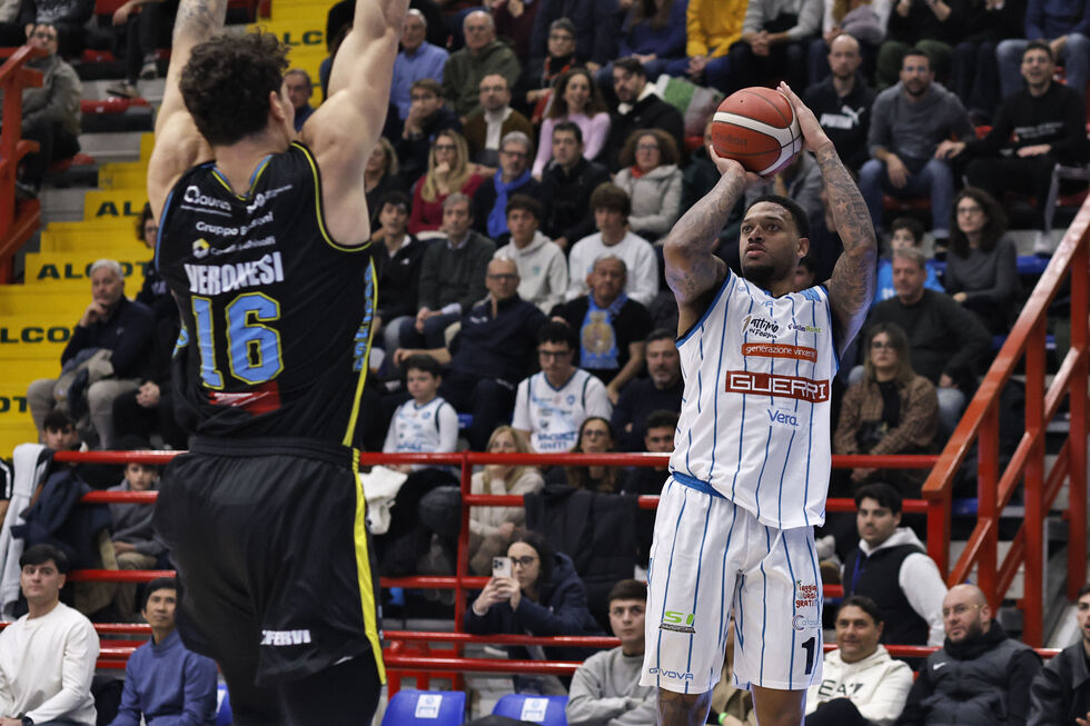 La Guerri Napoli domina contro la Vanoli Basket Cremona trascinata da Flagg e Bolton