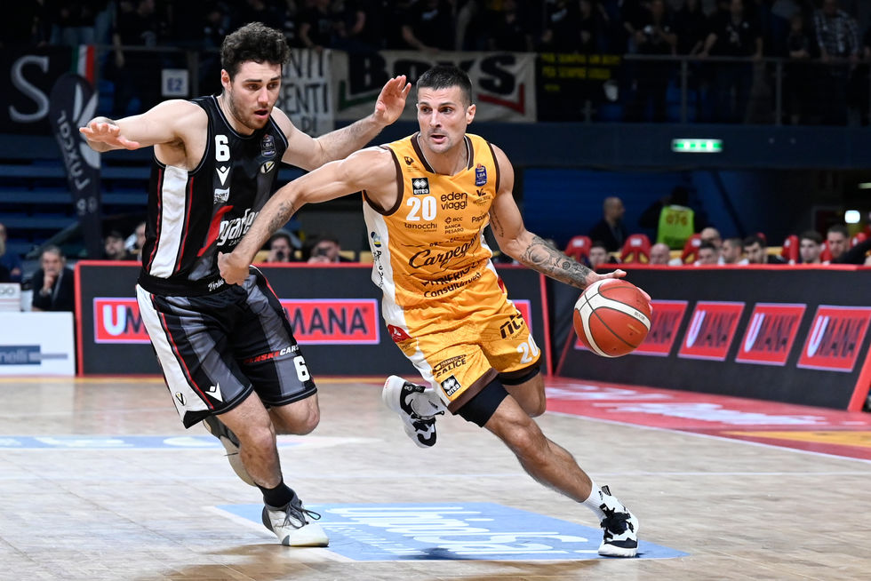 Cinciarini segna il libero della vittoria, la Carpegna Prosciutto Pesaro vince all'overtime contro la Virtus Segafredo Bologna