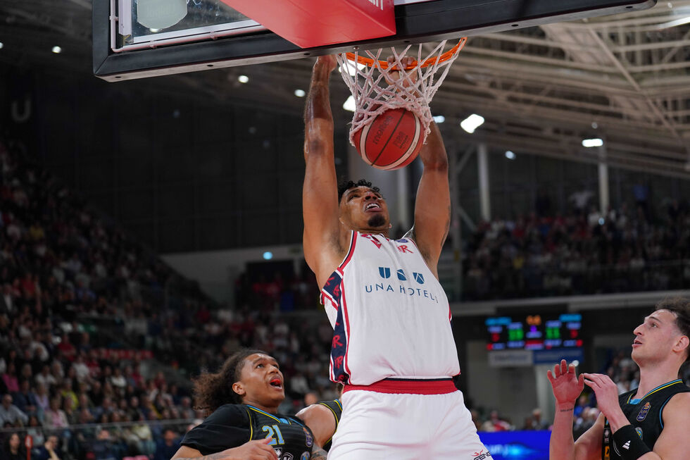 La UNA Hotels Reggio Emilia domina contro la Vanoli Basket Cremona con Echenique e Caupain protagonisti (96-78)
