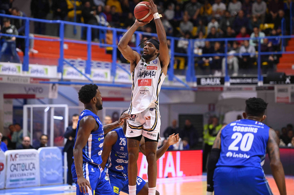 Sneed e Bartley trascinano la Happy Casa Brindisi alla vittoria sulla Germani Brescia