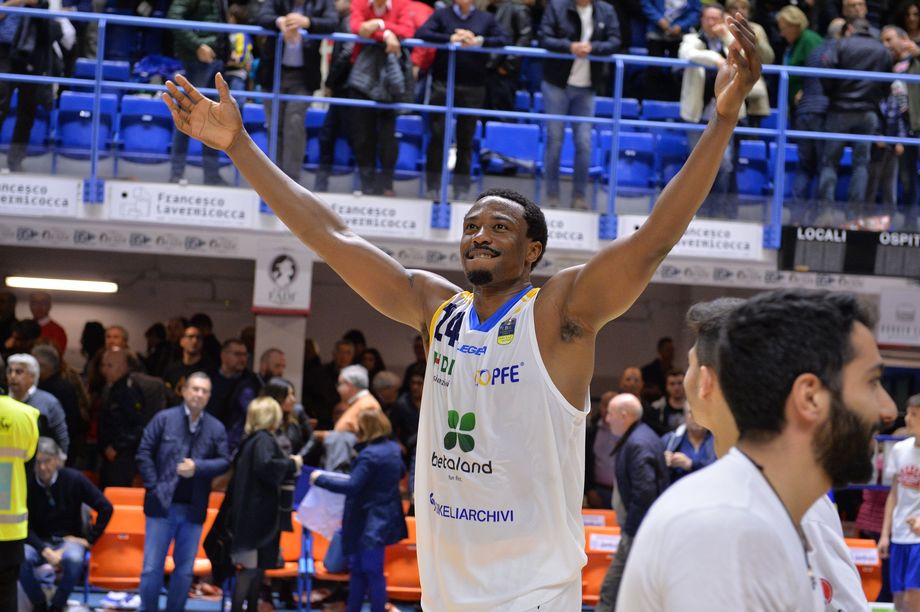 La Betaland chiude la serie negativa e Knox entra nella storia dell'Orlandina (27 punti con 13 tiri segnati da due, superato Diener)