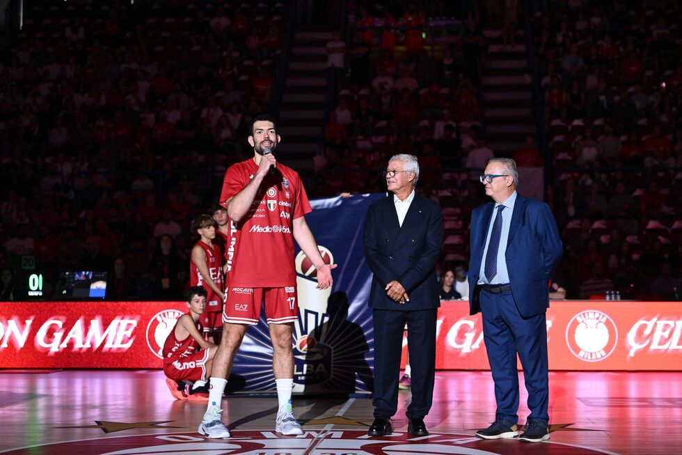 Il presidente LBA Maurizio Gherardini consegna lo stendardo tricolore 2025/26 all'Armani Olimpia Milano