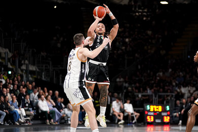 Virtus Bologna đè bẹp Dolomiti Trentino nhờ Edwards và Alston tỏa sáng