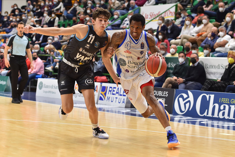 Robinson protagonista, il Banco di Sardegna Sassari travolge la Vanoli Cremona e conquista i playoff